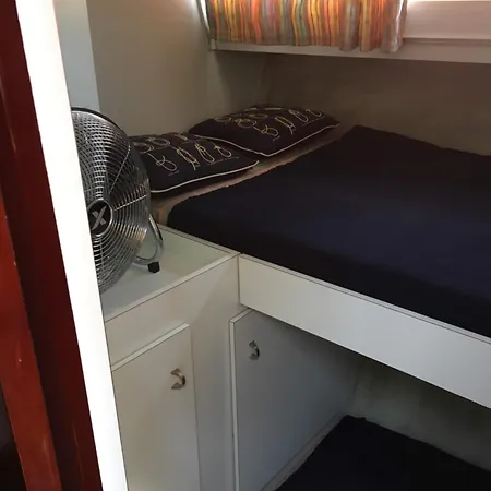 Ipharra - Bateau A Quai Ботель