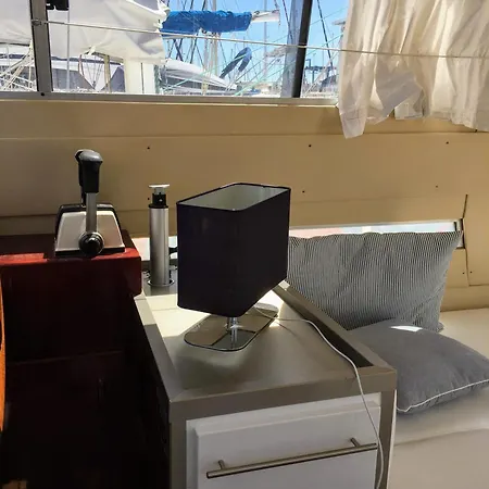 Hotel na wodzie Ipharra - Bateau A Quai