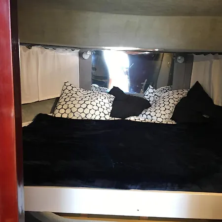 Hotel na wodzie Ipharra - Bateau A Quai
