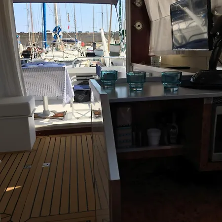 Ipharra - Bateau A Quai * Sète