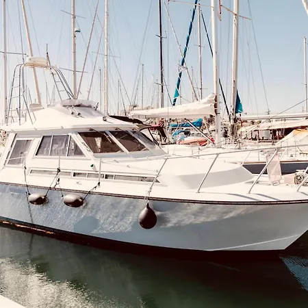 Ipharra - Bateau A Quai